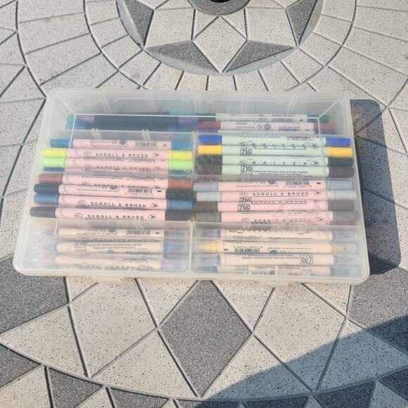 Zig Ultimate Double Sided Marker Set with Clear Storage Case - Picture 1 of 13